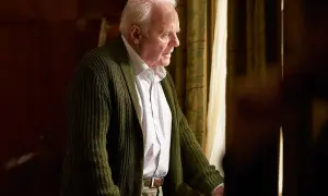 Anthony Hopkins w zielonym swetrze, zamyślony przy oknie. Wiele jego filmów zapada w pamięć.