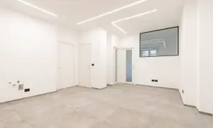 Interno moderno con pavimenti chiari, porte bianche e luci a led sul soffitto. Ideale per chi deve ristrutturare casa e cerca un ambiente luminoso e pulito.