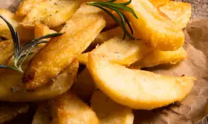 Patatas gajo doradas y crujientes, con romero fresco y sal marina. Un placer para la vista y el paladar.