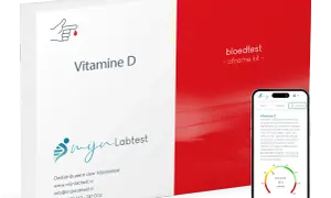 Vitamine D bloedtest kit en smartphone met resultaten. Een vitamine D-tekort kan leiden tot psychische klachten zoals somberheid.