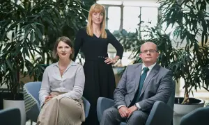 Trzy osoby w eleganckich strojach, otoczone zielenią. Zastanawiasz się, ile kosztuje prawnik? Oni mogą pomóc.
