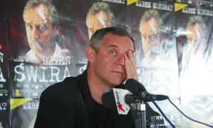 Marek Kondrat, gwiazda "Dnia Świra", zasłania oko. Plakaty filmu przypominają o największych kłótniach o kolejność nazwisk w napisach końcowych polskiego hitu.