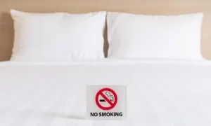 Palenie w hotelu? Oszukanie czujnika to ryzyko 30 000 zł!