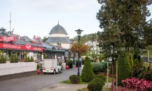 Urokliwe międzyzdroje atrakcje: restauracje, kawiarnie i zadbane tereny zielone tworzą przyjemną atmosferę.