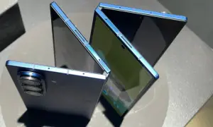 Składany, niebieski smartfon z potrójnym aparatem. To największy smartfon, jaki widziałem, z imponującym ekranem.