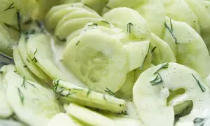Czy mizeria jest zdrowa? Odkryj, jak dodatki wpływają na zdrowie