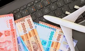 Zanzibar waluta na samolot na klawiaturze. Planujesz podróż i sprawdzasz ceny?