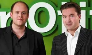 Daniel Ek och Martin Lorentzon, männen som startade Spotify, poserar framför en grön logotyp.
