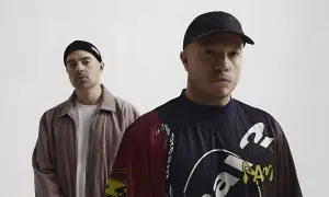 Dwóch mężczyzn w czapkach, jeden w sztruksowej kurtce, drugi w bluzie z napisem "Is this dream". Czy to zapowiedź problem koncertów 2025?