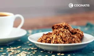 Galletas de avena y canela, perfectas para tu receta galletas sin azucar. Acompañadas de una taza de café.