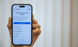 Na ekranie telefonu widoczny jest proces składania wniosku o paszport dla dziecka na stronie gov.pl.