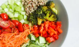 Kolorowa sałatka z brokułami, pomidorkami, papryką, ogórkiem, marchewką i komosą ryżową. Idealna na dietę low carb i keto.