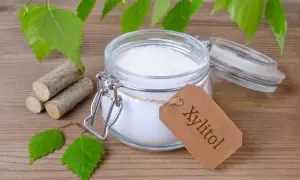 Słoik z ksylitolem, naturalnym słodzikiem. Uważaj, ksylitol dla psa jest toksyczny!