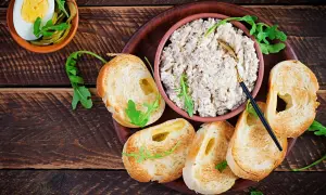 Pyszna pasta z makreli podana z grzankami, jajkiem i ogórkiem kiszonym. Idealna na śniadanie lub przekąskę.