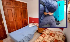 Pokój z dwoma łóżkami i dużą drewnianą szafą, w rogu zdjęcie osoby z walizką.