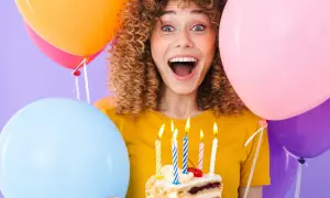 Szczęśliwa szwagierka z tortem i balonami, gotowa na zabawne życzenia urodzinowe!