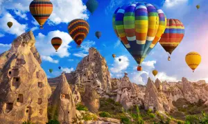 Kolorowe balony unoszą się nad Kapadocją, tworząc magiczny widok. Idealna turcja pogoda listopad na niezapomnianą przygodę.