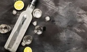 Butelka wódki, kieliszki, lód i limonka. Idealne składniki, by dowiedzieć się, jak rozcieńczyć spirytus.