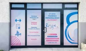 Witryna studia treningu personalnego dla kobiet, z ofertą: treningi 1 na 1, w parach, grupach, fizjoterapia, psychodietetyka, masaże. Wykonana techniką druku solwentowego.