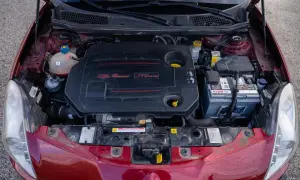 Silnik JTDm w czerwonym Alfa Romeo Giulietta. Wiele osób szuka alfa romeo giulietta opinie, ten silnik to serce auta.