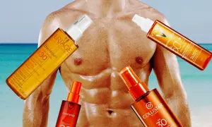 Olio abbronzante fa male? Quattro flaconi di spray solare (Uriage, Vichy, Lancaster, Collistar) circondano un torso maschile muscoloso.