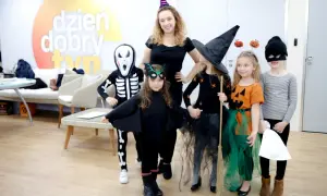 Dzieci w strojach na Halloween: szkielet, nietoperz, czarownica, dynia i złodziej.