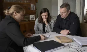 Sąd prowadzi poszukiwanie spadkobierców. Rodzina analizuje dokumenty, szukając rozwiązania sprawy spadkowej.