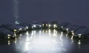 Różne rodzaje lamp samochodowych prezentowane na tle nocnego nieba. Od klasycznych reflektorów po nowoczesne LED-y, każdy pojazd oświetla drogę na swój sposób.