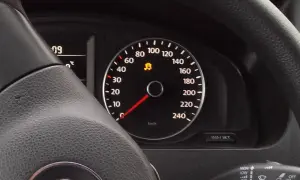 Panel de control de un esp coche con luz de advertencia de control de tracción encendida.