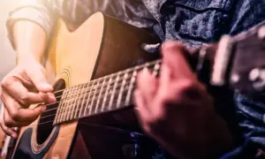 Nauka gry na gitarze elektrycznej: Przewodnik dla początkujących (2026)