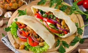 Dwa pyszne pity z mielonym mięsem, świeżymi warzywami i fasolą. Idealny kebab na szybki lunch.
