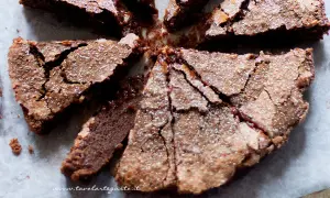 Fetta di torta al cioccolato, cosparsa di zucchero a velo, perfetta per Pasqua. Un dolce che ricorda le uova di Pasqua per la sua golosità.