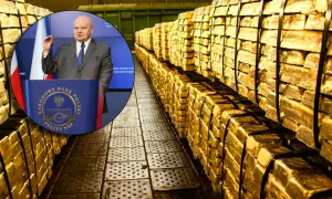 Prezes NBP przemawia na tle stosów sztabek złota. Narodowy Bank Polski zwiększa swoje zasoby, co widać na zdjęciu.