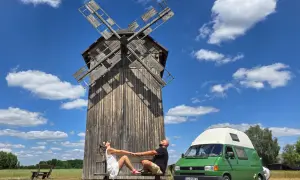 Para na ławce pod wiatrakiem, obok zielonego vana. Wakacje w Turcji? Nie, to przygoda w Polsce!