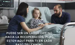 Padres dan mensajes de cariño a su hija enferma en el hospital. Ella tiene una cánula nasal.