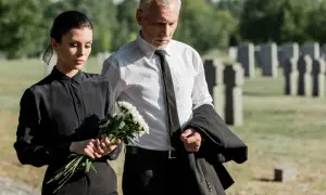 Jak się ubrać na pogrzeb, by wyrazić szacunek i elegancję