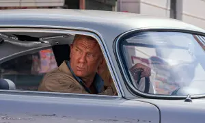 Daniel Craig som James Bond i en klassisk bil, redo för nya äventyr i filmer med James Bond.