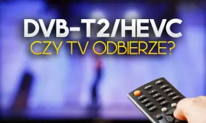 DVB-T2/HEVC: czy Twój telewizor odbierze nowy sygnał? Pilot w dłoni sugeruje zmianę kanałów.