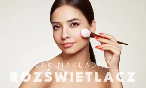 Kobieta nakłada rozświetlacz pędzlem na kości policzkowe, tworząc subtelny blask. Dowiedz się, gdzie nakładać rozświetlacz dla efektu glow.