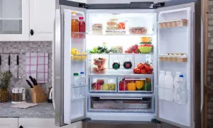 Pełna lodówka no frost z owocami, warzywami, napojami i jajkami. Idealna temperatura w lodówce no frost zapewnia świeżość produktów.
