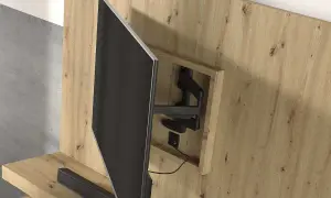 Detalle de la trasera mueble de madera con un soporte de TV articulado y un televisor negro.