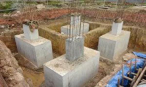 Scavi per il consolidamento terreno di fondazione con pilastri in cemento armato pronti per la costruzione.
