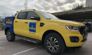 Camioneta amarilla y azul del RACE, lista para la acción. Su diseño es ideal para cualquier tipo de carrera o servicio.