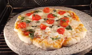 Jak piec pizzę na kamieniu, aby uniknąć najczęstszych błędów