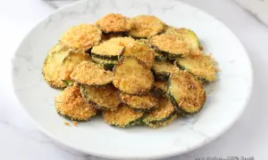 Fette di zucchine croccanti impanate, cotte nella friggitrice ad aria. Un contorno leggero e gustoso.
