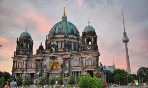 Der Berliner Dom mit seiner beeindruckenden Aussicht im Abendlicht. Der Fernsehturm ragt im Hintergrund empor.