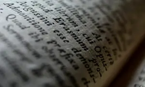 Zbliżenie na tekst starej księgi, gdzie widać fragmenty łacińskich słów, jak "Augustini" i "Erasmum". Może to być tom z najpiękniejszymi psalmami.