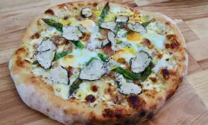 En napolitansk pizza med sparris, ägg och tryffel. En lyxig smakupplevelse!