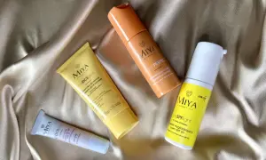 Zestaw kosmetyków Miya: maseczka, rozświetlający lotion i krem z filtrem SPF 50.
