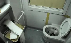 W pociągu toaleta jest w tym małym pomieszczeniu z muszlą klozetową i rolką papieru.
